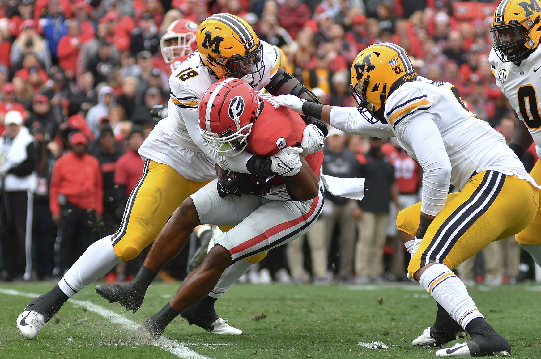 Trajan Jeffcoat tackles Georgia's Zamir White
